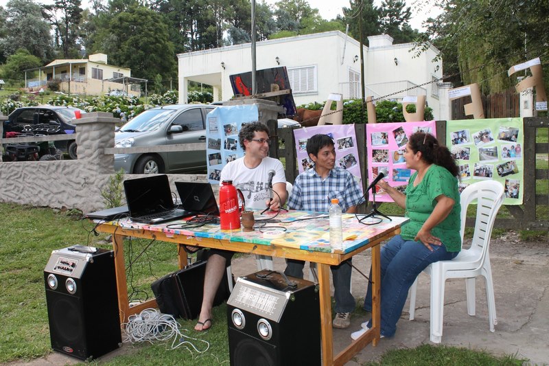 Luis Cisneros y Diego Zambelli en la radio abierta de la Feria de Emprendedores de Raco, enero de 2013